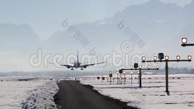 冬季在奥地利萨尔茨堡萨尔茨堡萨尔茨堡机场降落